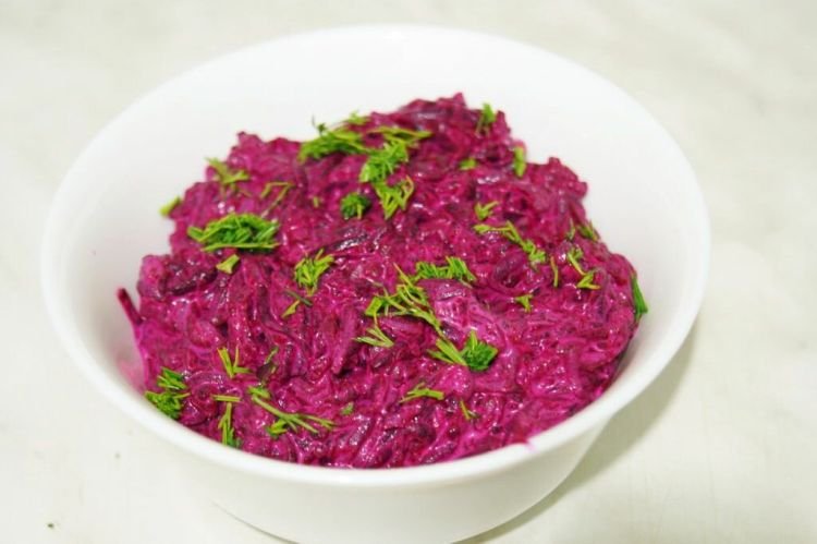 Gesunder Salat mit Roter Bete und Kohl