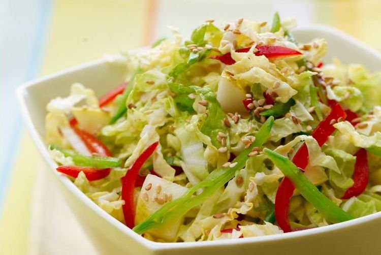 Salat aus Chinakohl und Sellerie