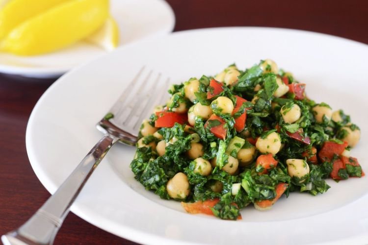 Salat mit Kichererbsen und Koriander