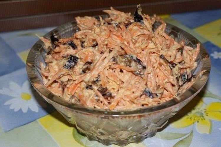 Gesunder Salat mit rohen Karotten und Käse