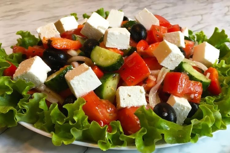 Salat mit Avocado und Oliven
