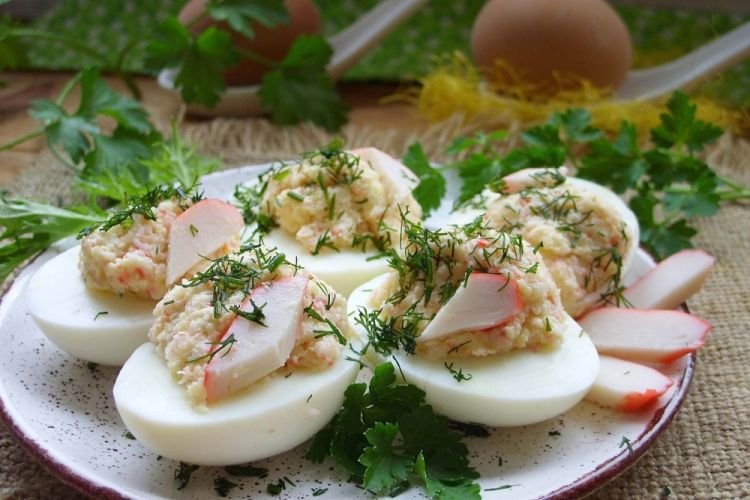 Фаршированные яйца с крабовыми палочками