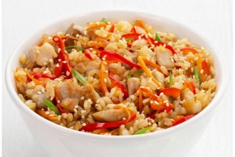Arroz con pollo, verduras y salsa de soja