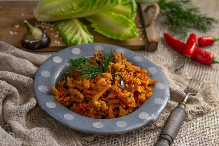 Arroz estofado con cerdo y verduras
