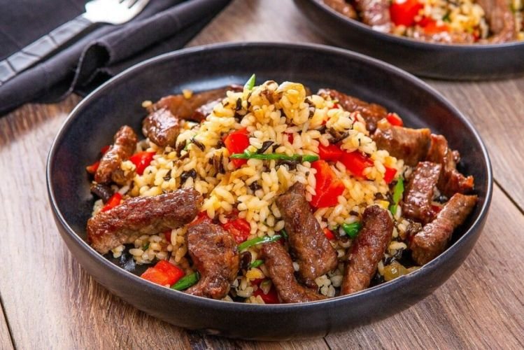Arroz con ternera, albaricoques secos y verduras