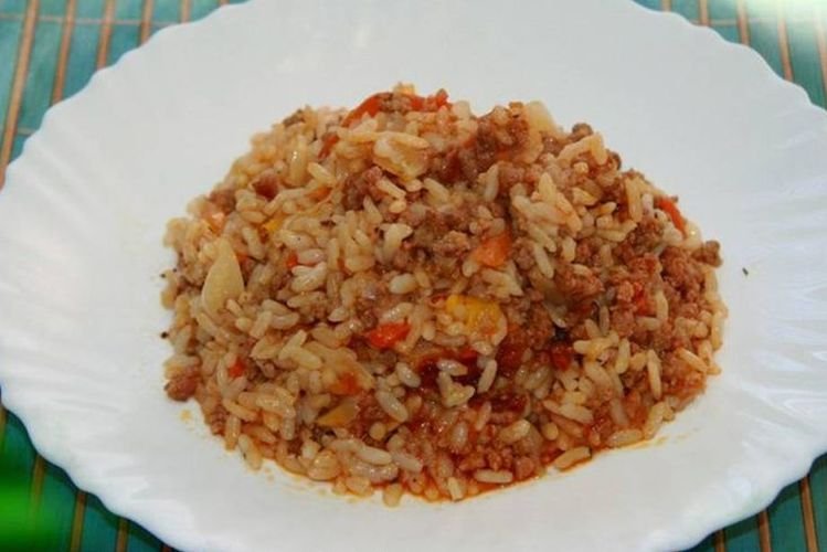 Arroz con verduras y carne picada