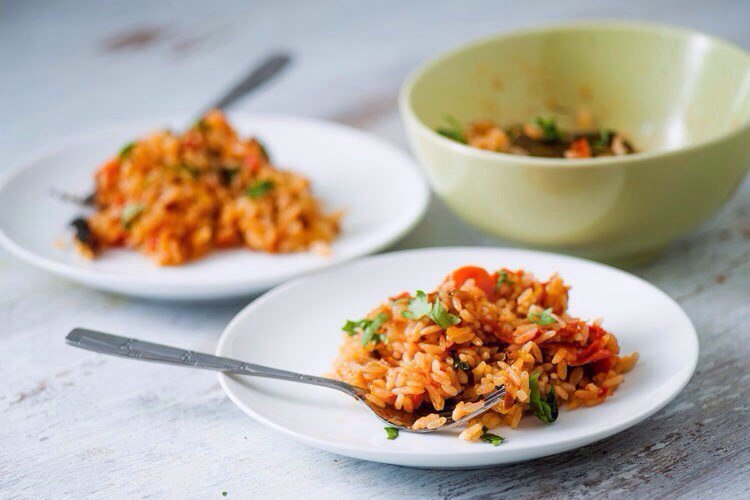 Arroz estofado con verduras en salsa de tomate
