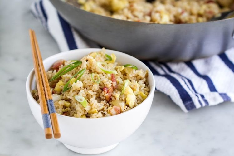 Arroz con verduras y tocino en sartén