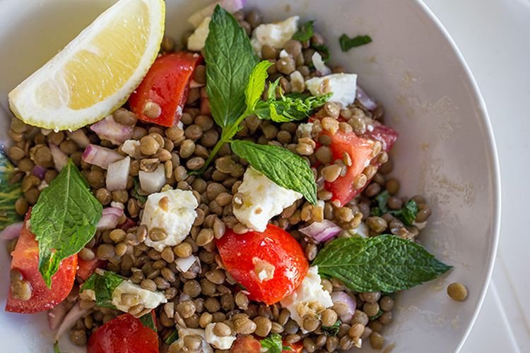 Salat mit Tomaten und Linsen