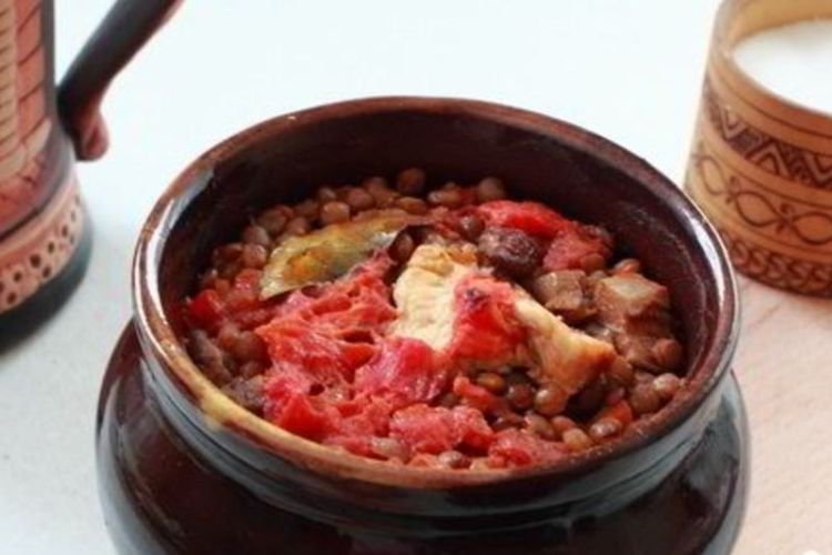 Linsen mit Fleisch in Töpfen