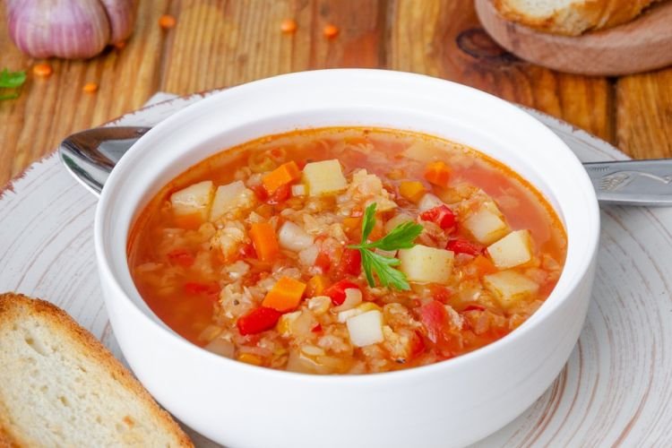 Gemüsesuppe mit Linsen
