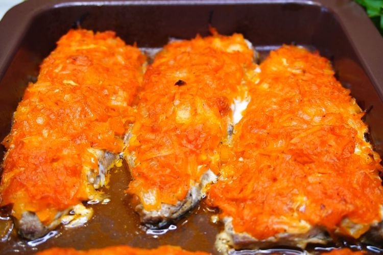 Makrele mit Zwiebeln und Karotten im Ofen