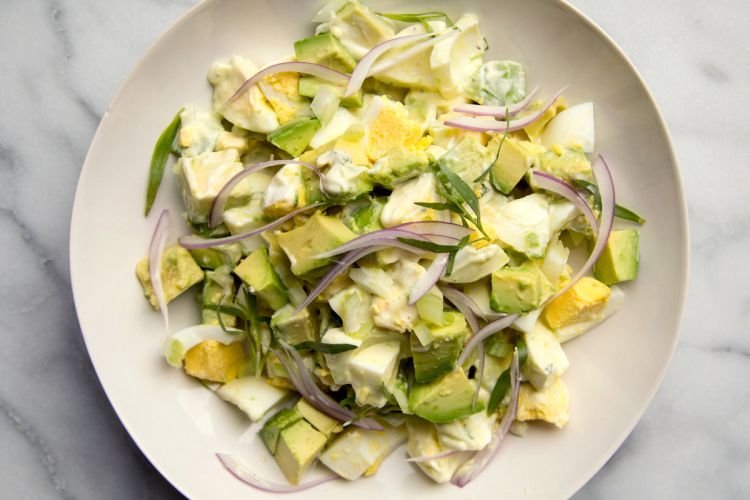 Salat mit Avocado und Eiern