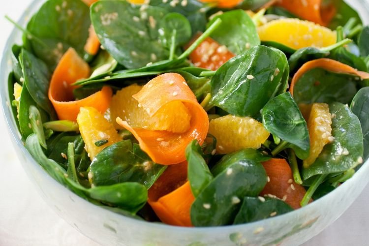 Salat mit Avocado, Rucola und Orange