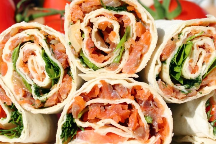 Lavash-Rollen mit Avocado und Lachs