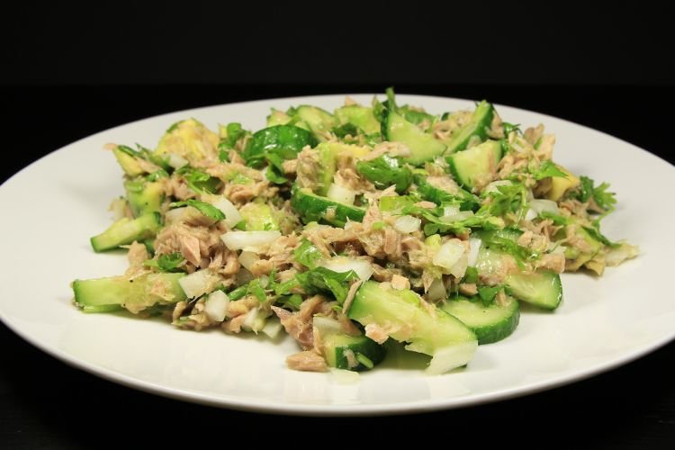 Salat mit Thunfisch und Avocado