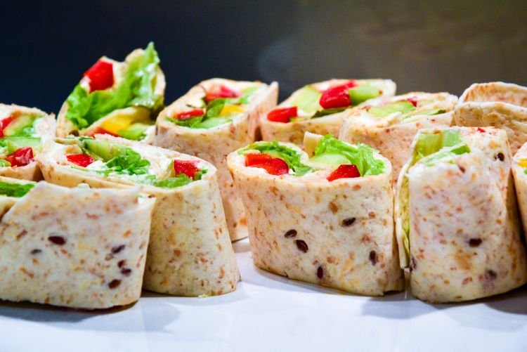 Lavash-Rollen mit Krabbenstäbchen und Avocado