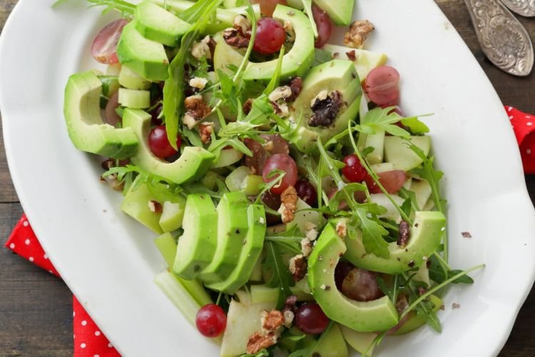 Salat mit Avocado und Trauben