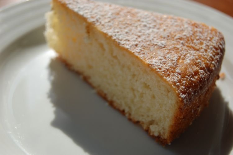 Kuchen mit Kondensmilch und Avocado