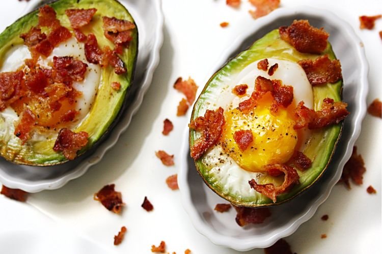 Gebackene Avocado mit Ei und Speck