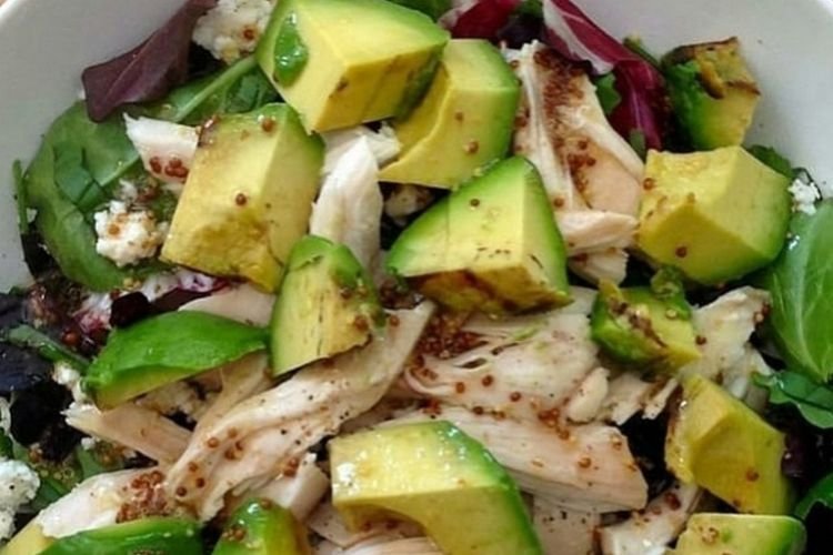 Salat mit Hähnchen und Avocado