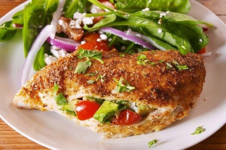 Mit Avocado gebackenes Hähnchen