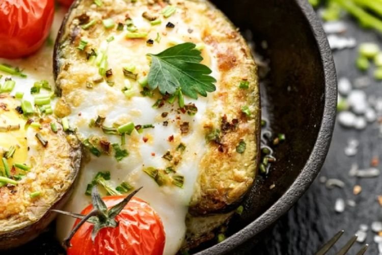 Gebackene Avocado mit Tomaten und Mozzarella