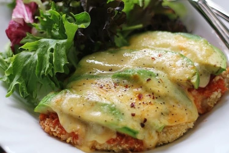 Hähnchen mit Avocado unter Käse