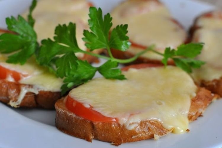 Hot Sandwiches with Tomatoes and Cheese