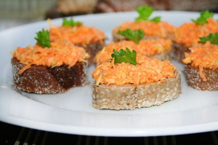 Hot Sandwiches with Carrots