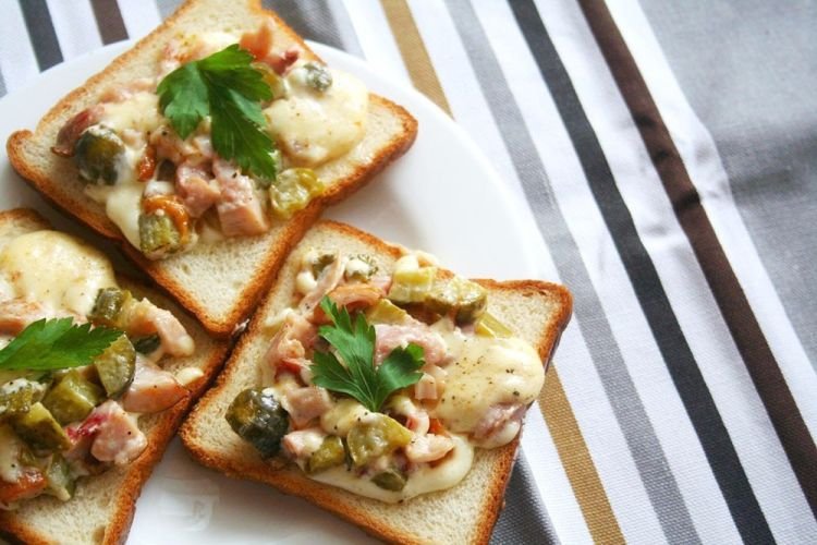 Hot Sandwiches with Pickled Cucumbers