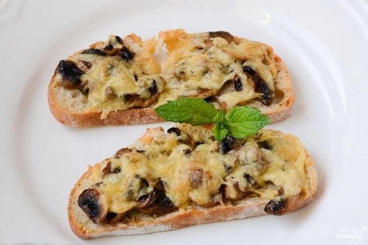 Hot Sandwiches with Mushrooms and Cheese