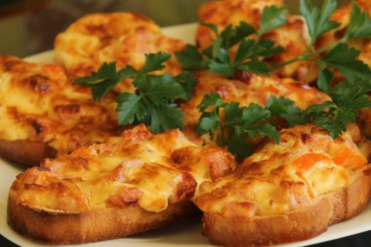 Hot Sandwiches with Chicken and Tomatoes
