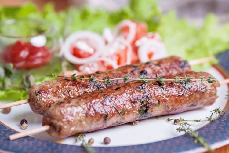 Ćevapčići auf Spießen