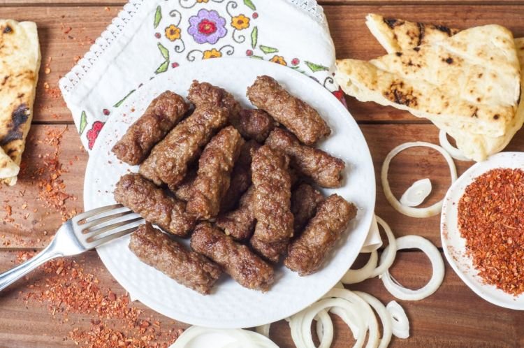Saftige Ćevapčići aus Rindfleisch