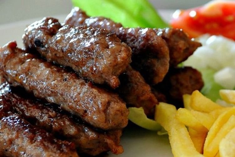 Scharfe Ćevapčići mit Adschika