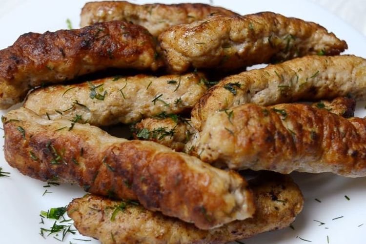 Ćevapčići mit Zwiebeln und Kräutern