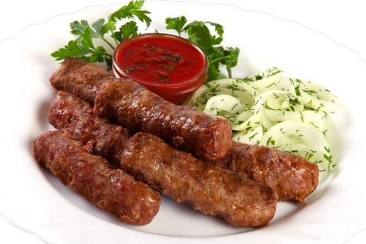 Ćevapčići in Tomatensauce
