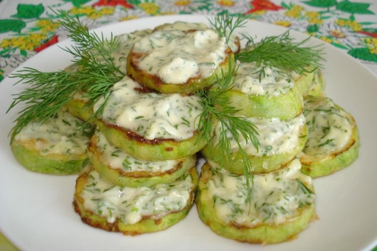 Gebratene Zucchini mit Knoblauch und Käse