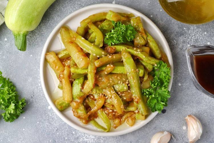 Gebratene Zucchini in Sojasauce