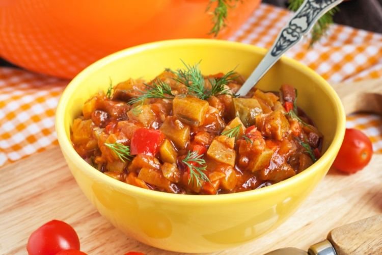Gebratene Zucchini in Tomatensauce