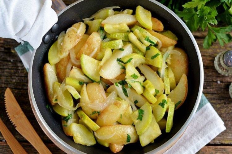 Gebratene Zucchini mit Kartoffeln