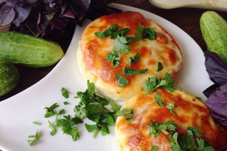Gebratene Zucchini mit Tomaten und Mozzarella