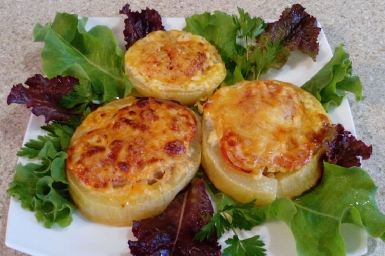 Gebratene Zucchini mit Wurst