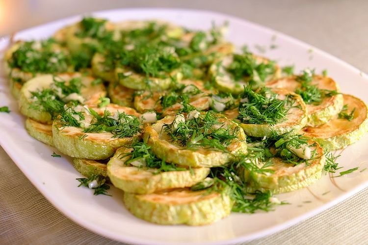 Gebratene Zucchini mit Kräutern