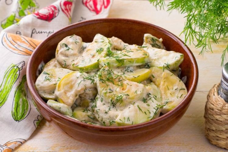 Gebratene Zucchini in saurer Sahne