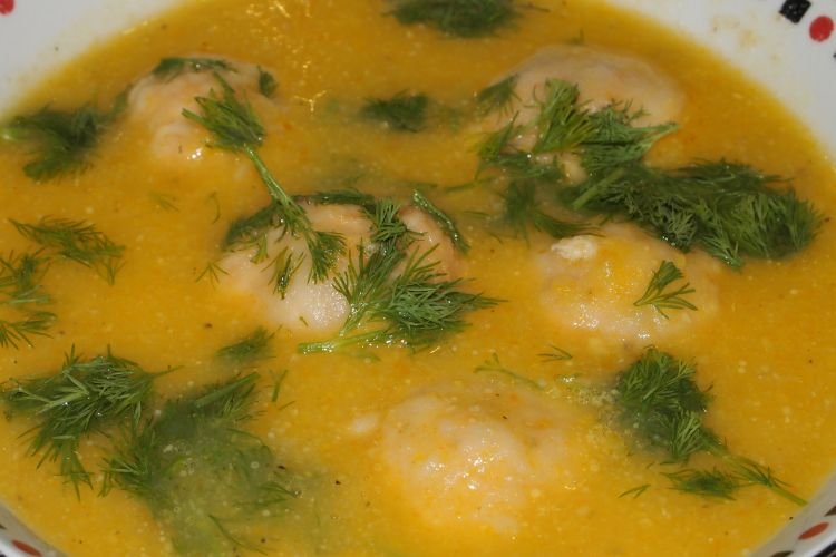 Sopa de maíz con albóndigas