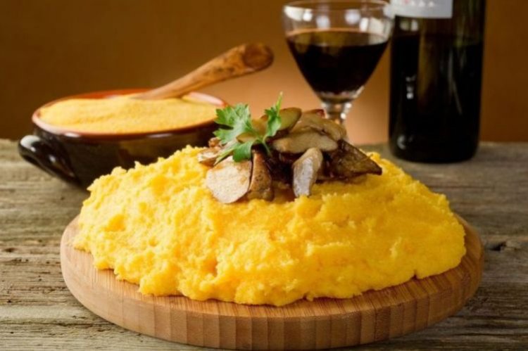 Mamaliga con queso feta