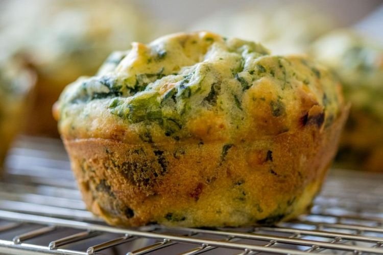 Muffins de sémola de maíz con espinacas