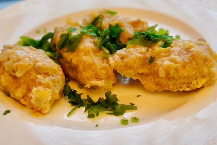 Albóndigas de pollo con col y sémola de maíz